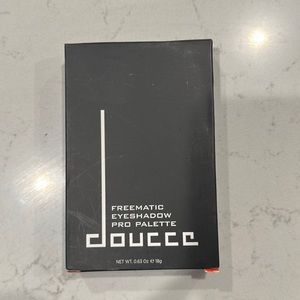 Doucce freematic eyeshadow pro pallet